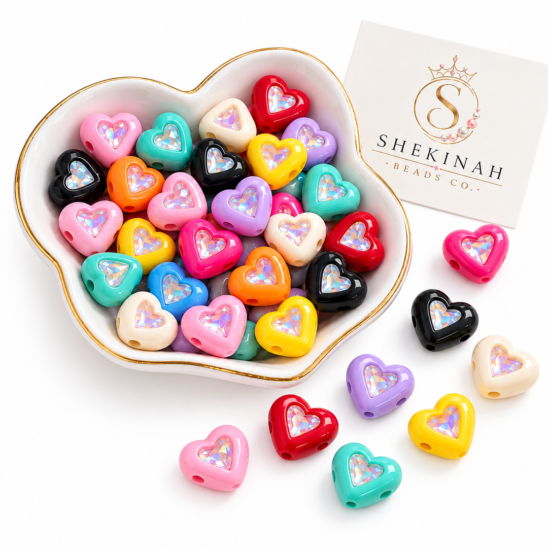 Bead en forma de corazón de colores surtidos con cristal iridiscente central para pulseras y bisutería.