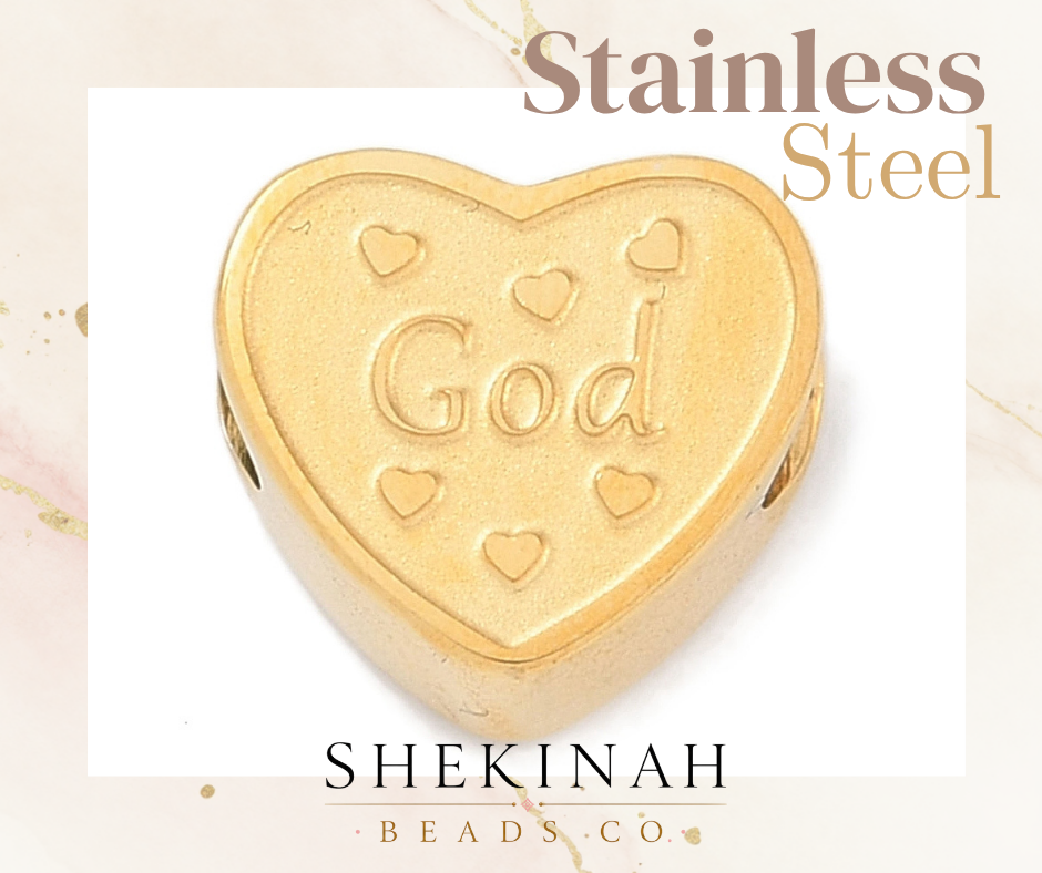 Bead dorado en forma de corazón con palabra God para pulseras y bisutería cristiana.