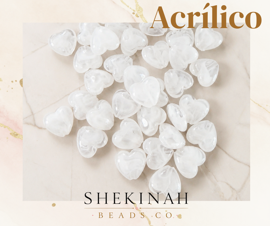 Beads en forma de corazón transparente con efecto blanco marmoleado para bisutería romántica.