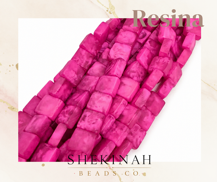 Beads cuadrados fucsia marmoleados de resina para collares, pulseras y bisutería moderna.