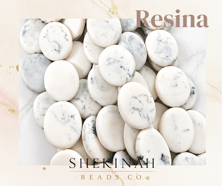 Beads ovalados naranja con efecto marmoleado blanco para bisutería artesanal.