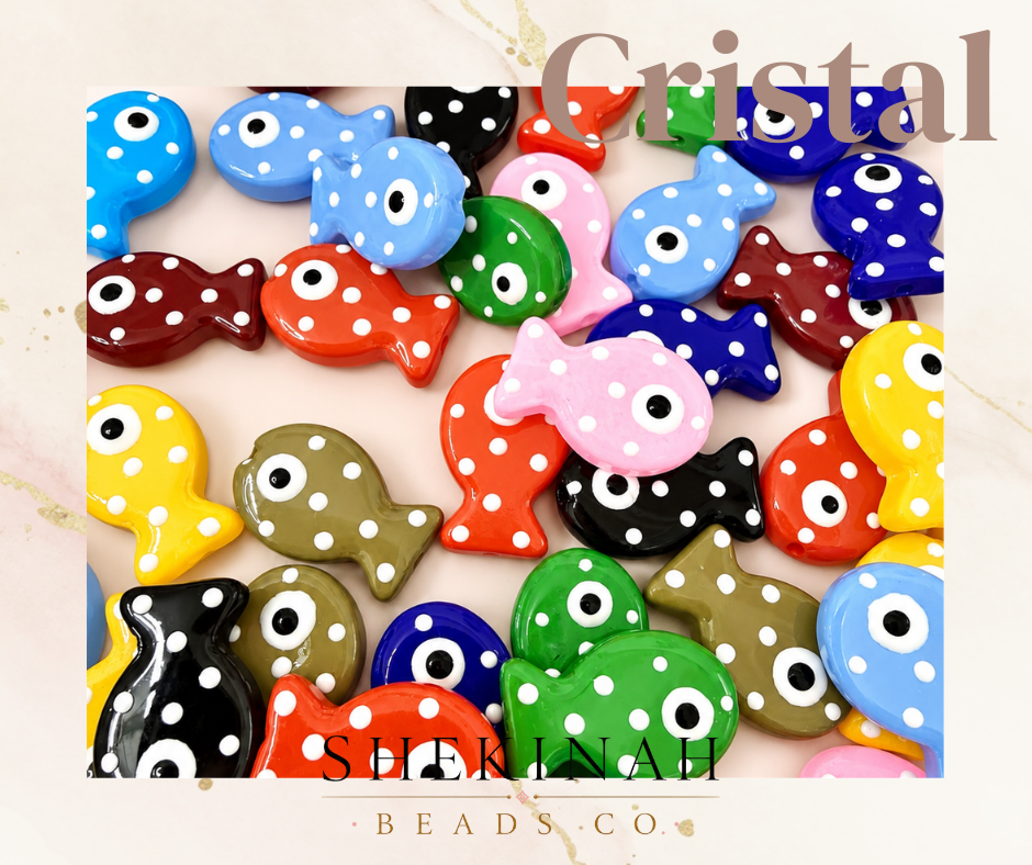 Beads en forma de pez multicolor estilo cristal con puntos blancos para bisutería playera y accesorios de verano.