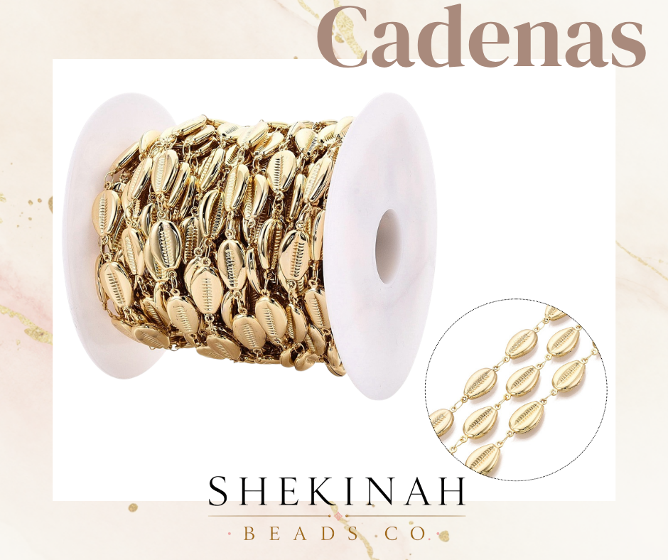 Cadena dorada con dijes tipo caracol cowrie para accesorios playeros y bisutería de verano.