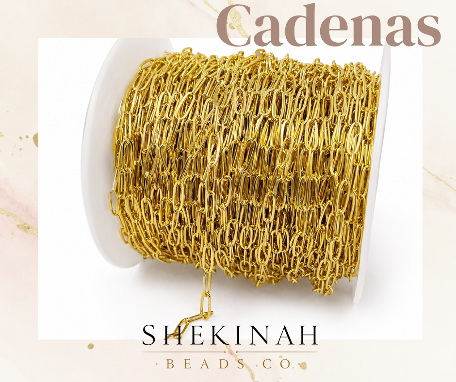 Cadena dorada tipo paperclip con eslabones alargados para collares, pulseras y accesorios de bisutería.
