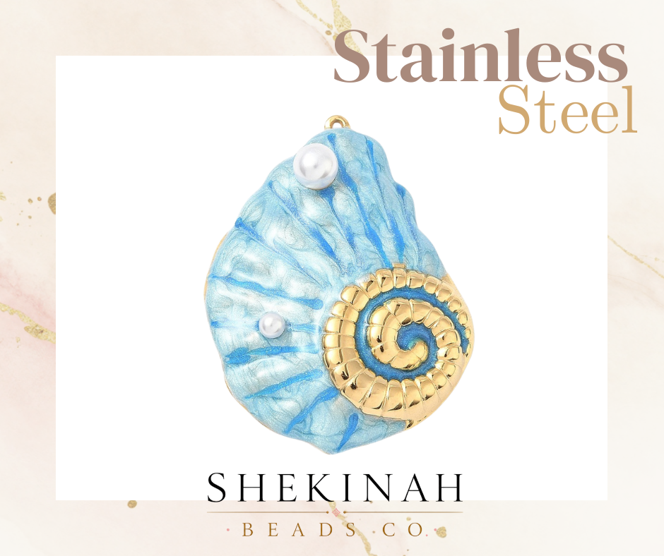 Charm concha azul estilo stainless steel con detalles dorados y perlas para bisutería