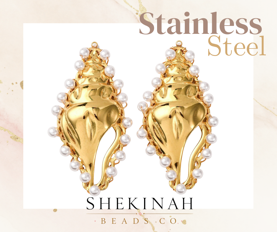 Charm concha dorada estilo stainless steel con detalles tipo perla para bisutería