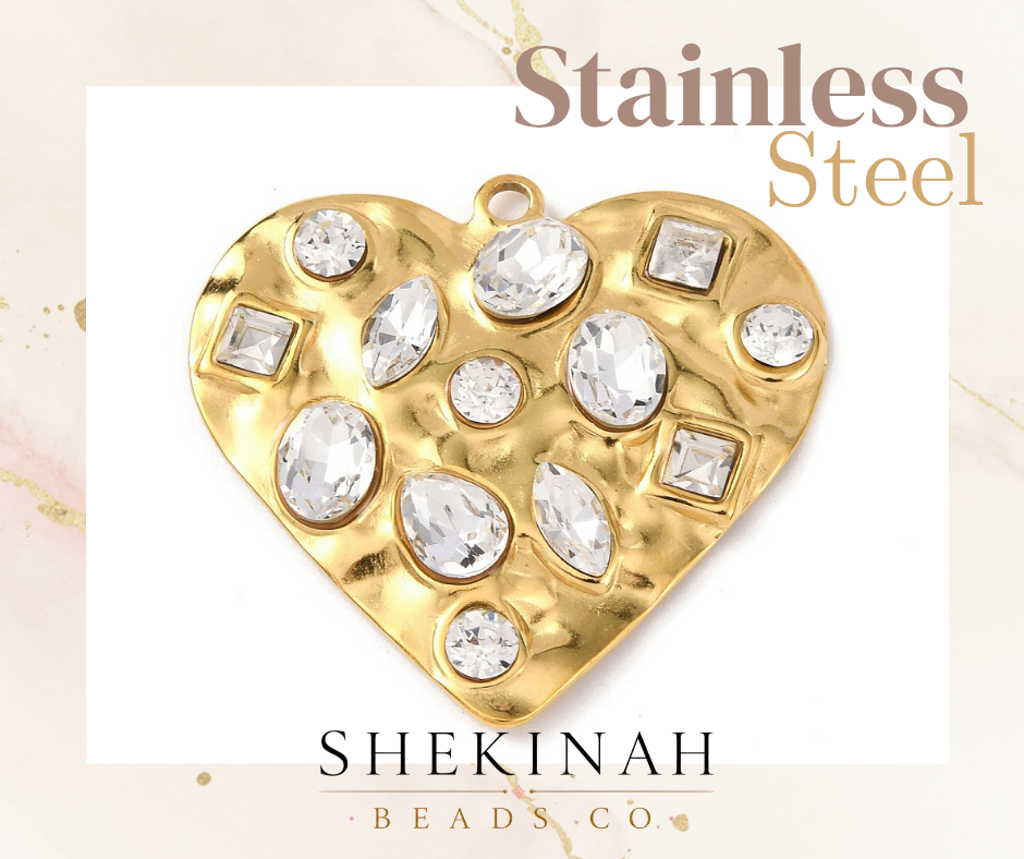Charm corazón dorado estilo stainless steel con cristales para bisutería