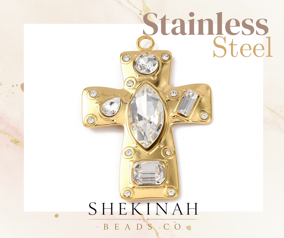 Charm cruz dorada estilo stainless steel con cristales para bisutería