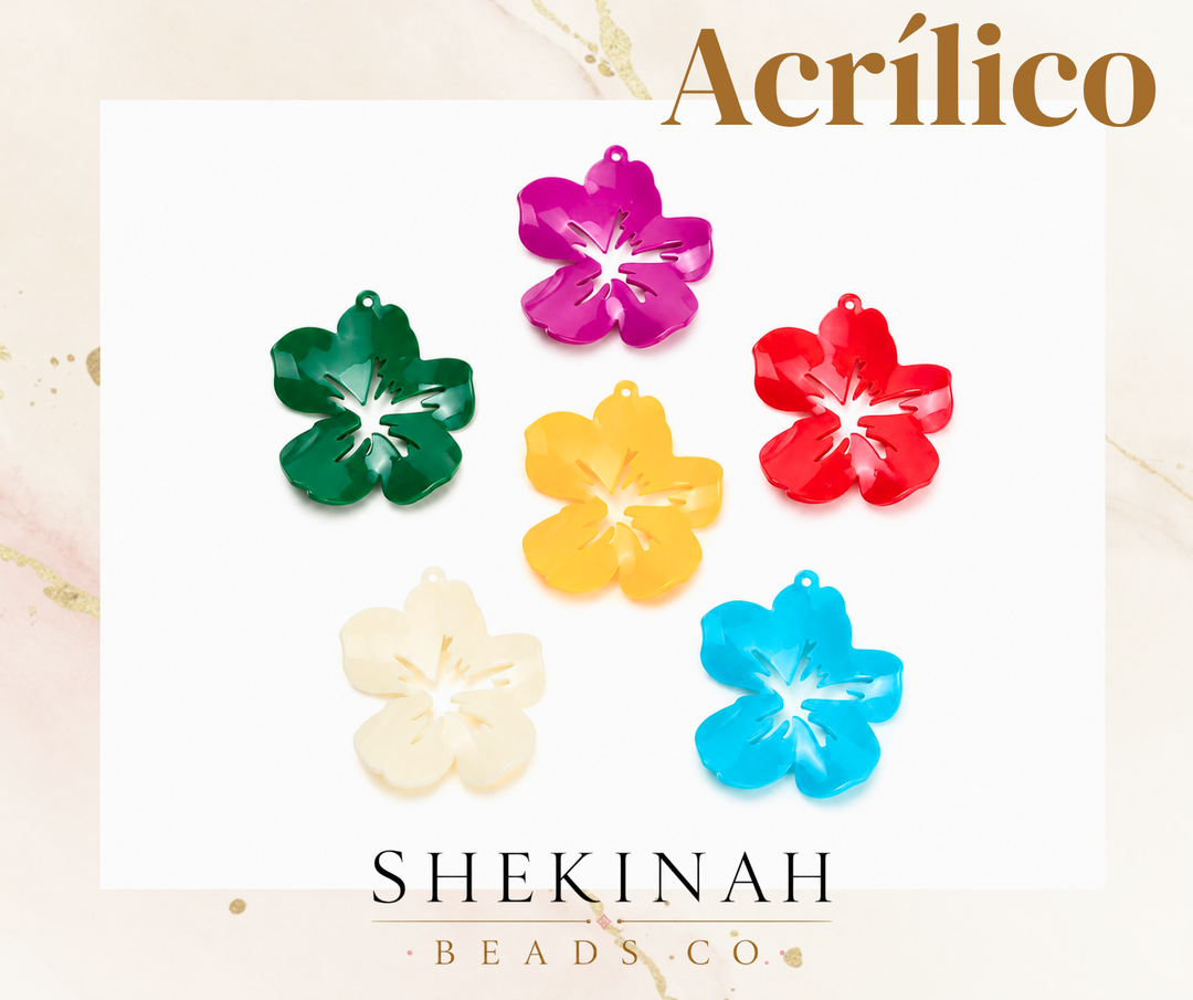 Charm acrílico en forma de flor tropical.
