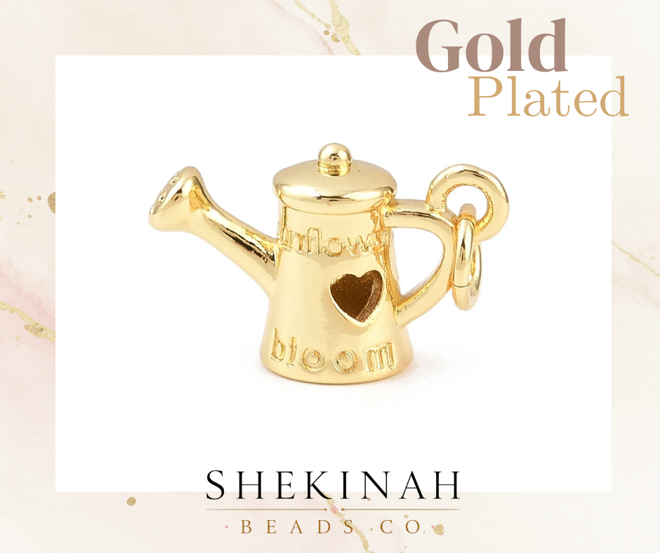 Charm dorado en forma de regadera con palabra bloom para bisutería.