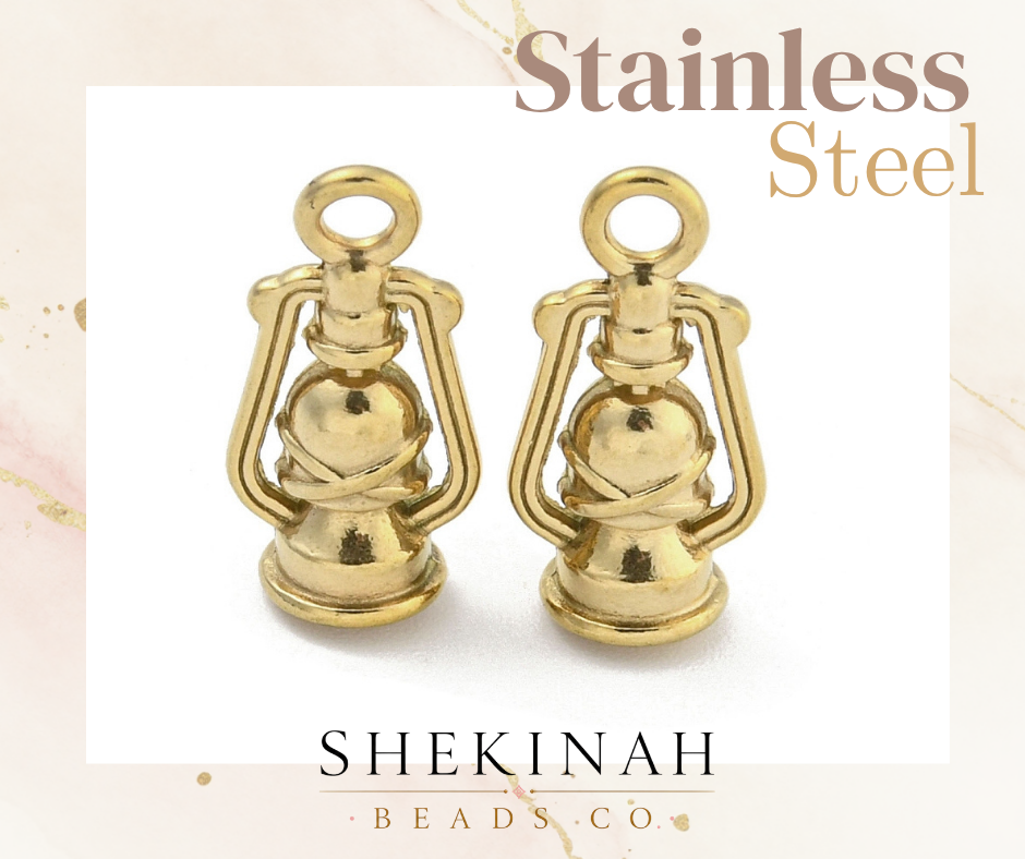 Charm dorado en forma de lámpara antigua para bisutería cristiana inspirado en la Palabra de Dios.