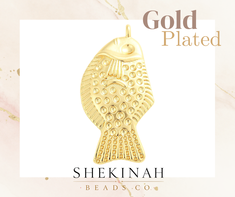 Charm pez dorado estilo gold plated para bisutería y accesorios marinos