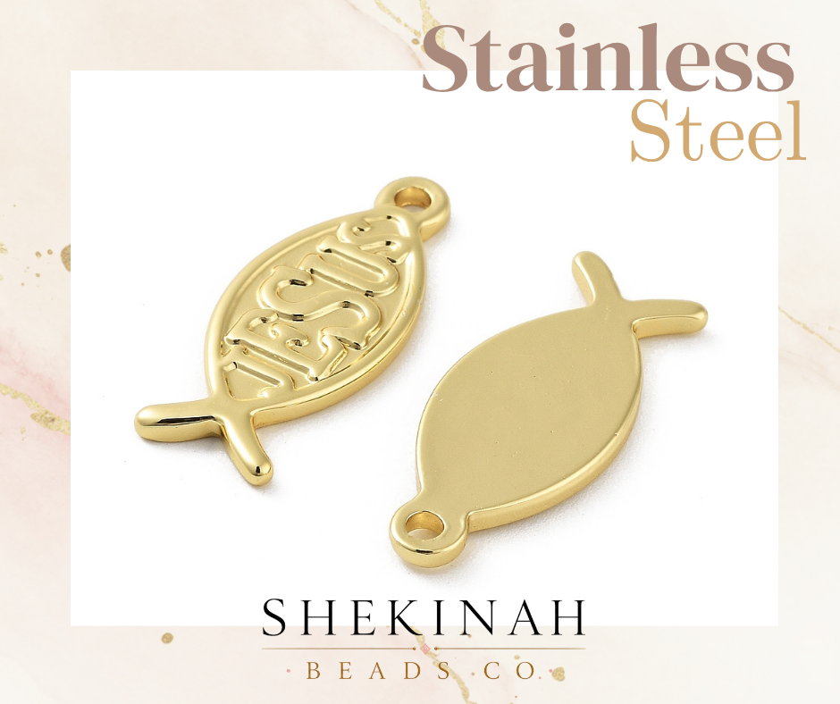 Conector dorado en forma de pez con palabra Jesús para pulseras y bisutería cristiana.