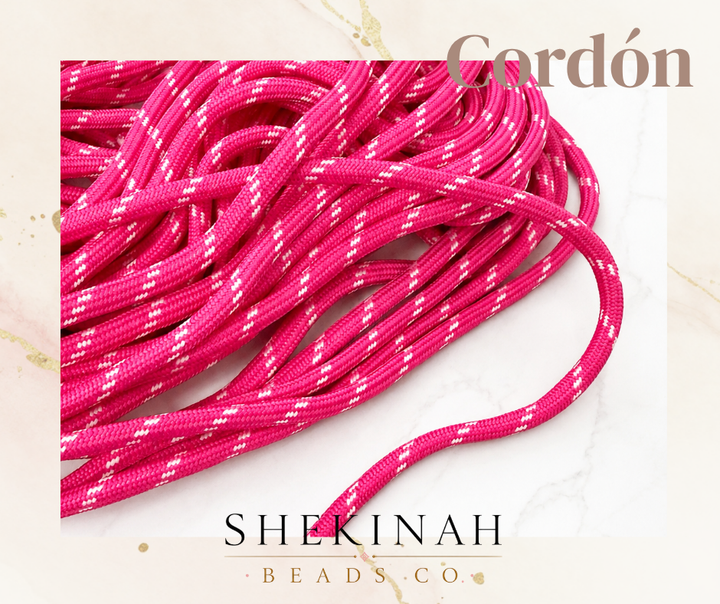 Cordón trenzado con detalles blancos para bisutería y accesorios personalizados.