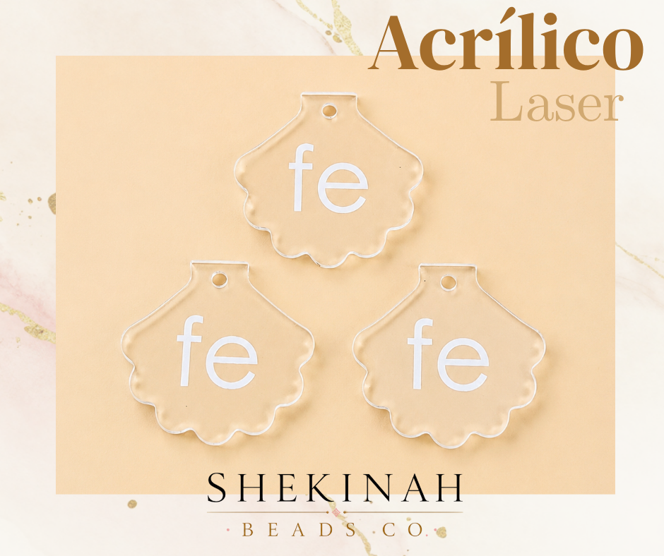 Dije transparente estilo concha con palabra fe en blanco para bisutería cristiana.
