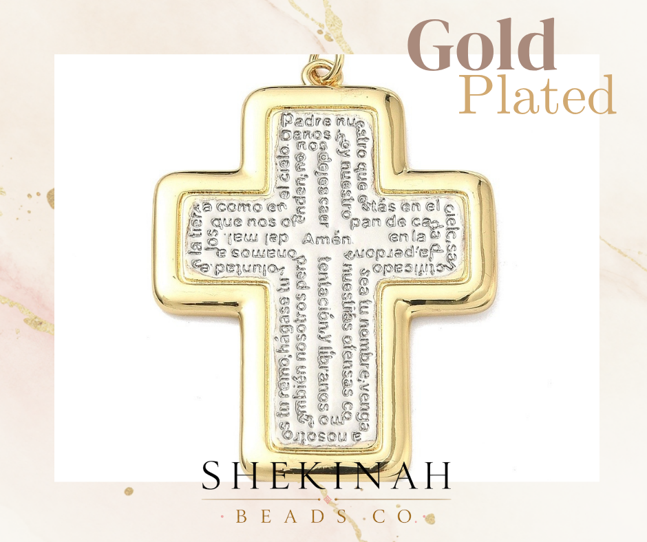 Dije en forma de cruz gold plated con centro plateado estilo oración Padre Nuestro para bisutería cristiana.