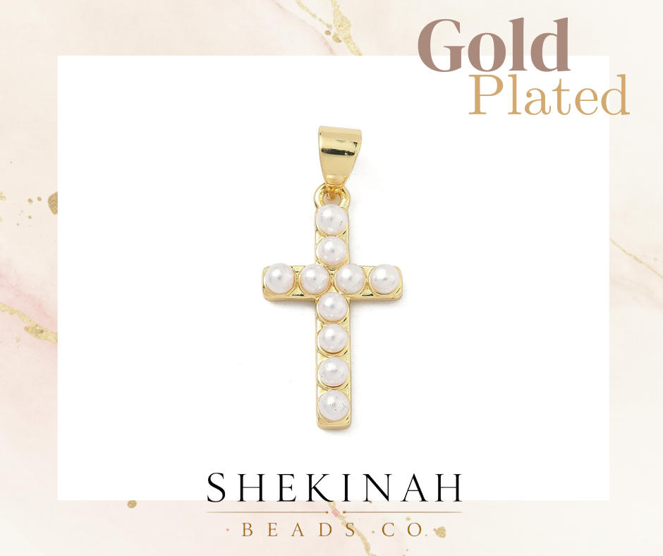Dije de cruz dorada con detalles tipo perla para bisutería cristiana elegante.