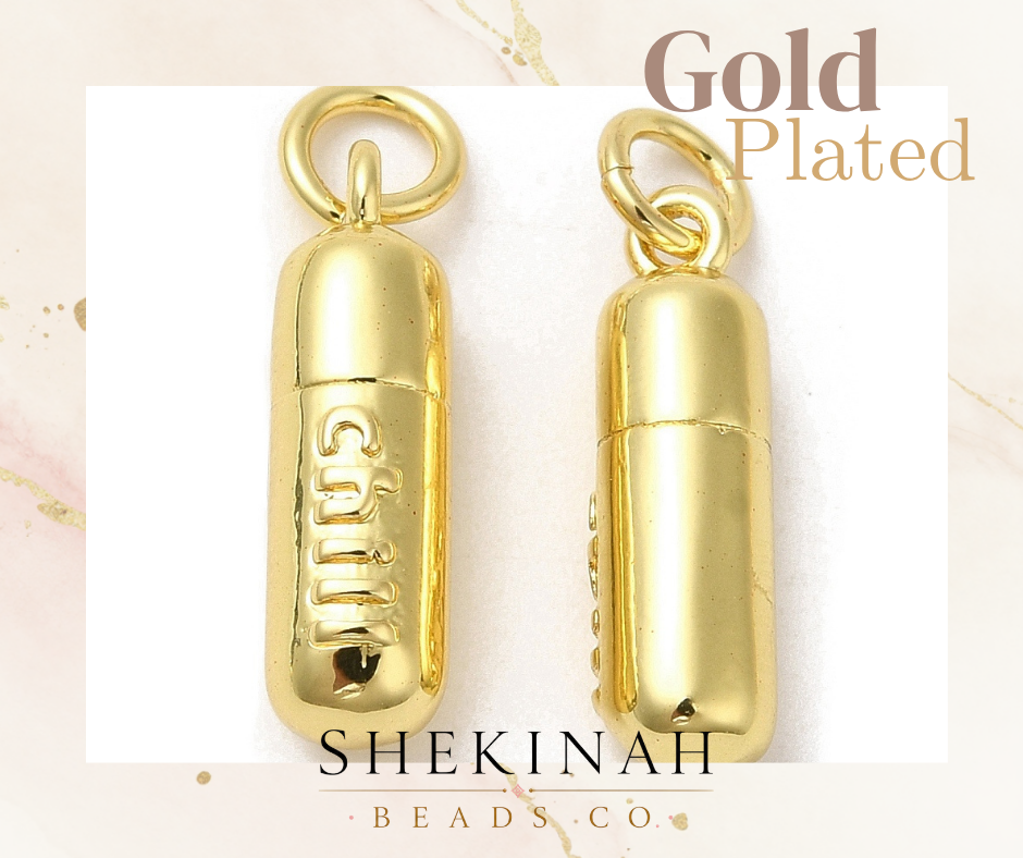Dije dorado estilo cápsula con palabra chill para accesorios modernos de bisutería.
