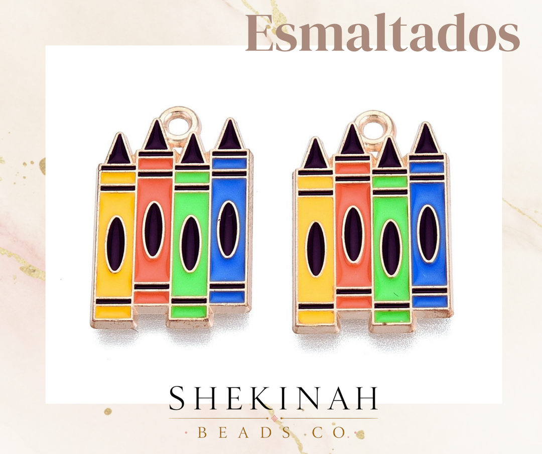 Dije esmaltado con diseño de caja de crayones de colores.