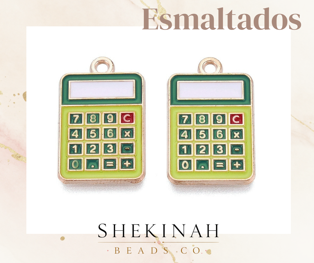 Dije esmaltado con diseño de calculadora escolar.