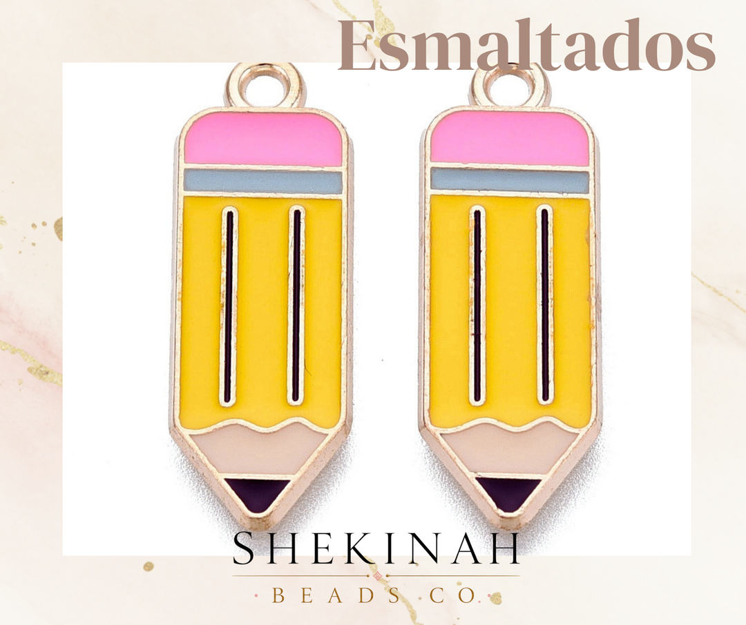 Dije esmaltado con forma de lápiz escolar.