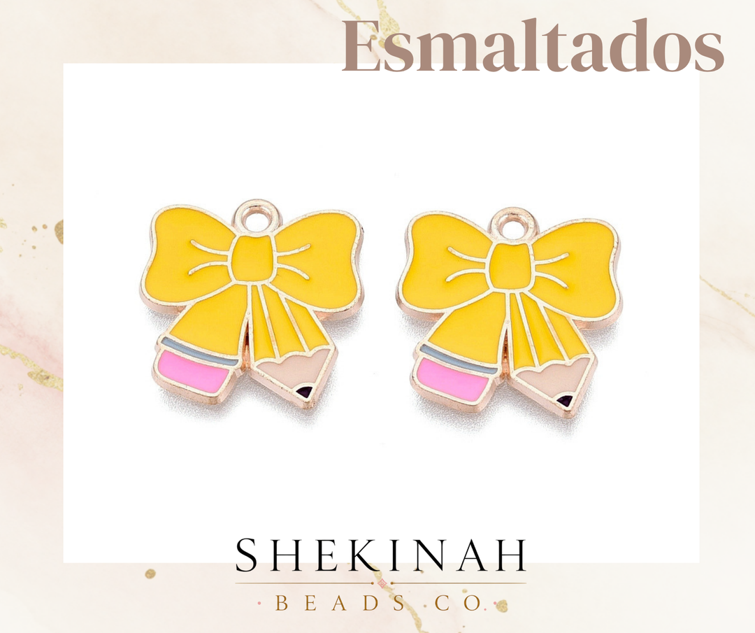 Dije esmaltado con forma de lazo elaborado con lápices.