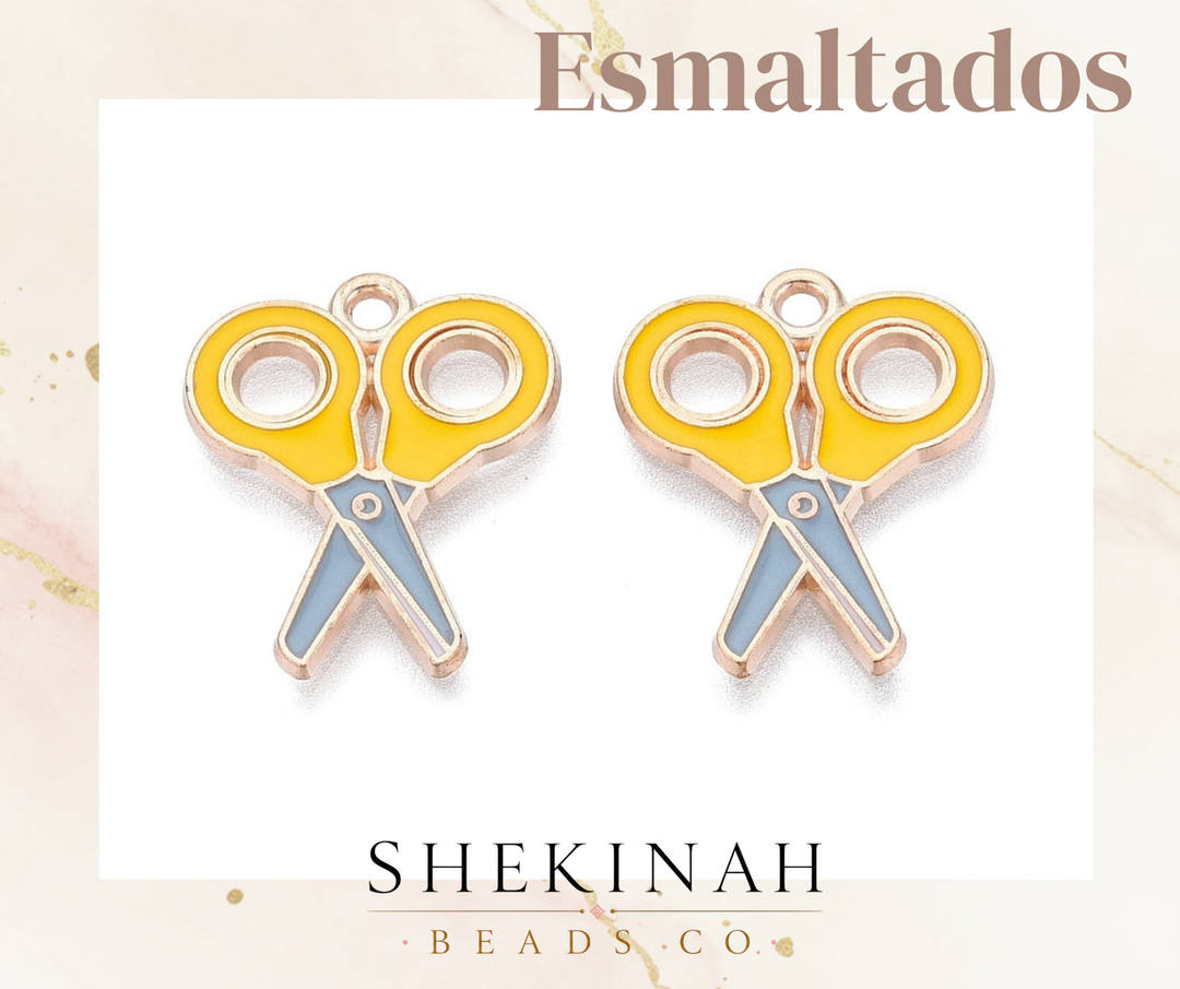 Dije esmaltado con forma de tijeras amarillas y azules.