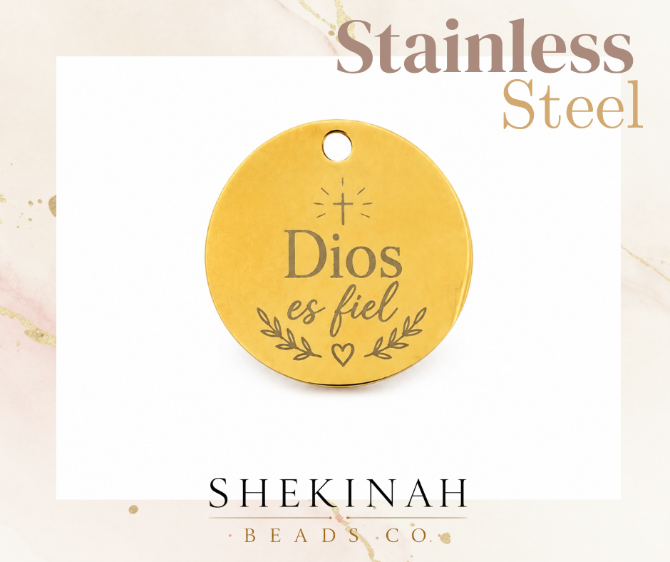 Dije redondo dorado en stainless steel con grabado cristiano Dios es fiel.