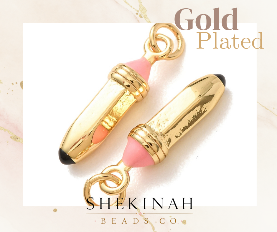 Dije dorado en forma de lápiz con detalle rosado para bisutería personalizada.