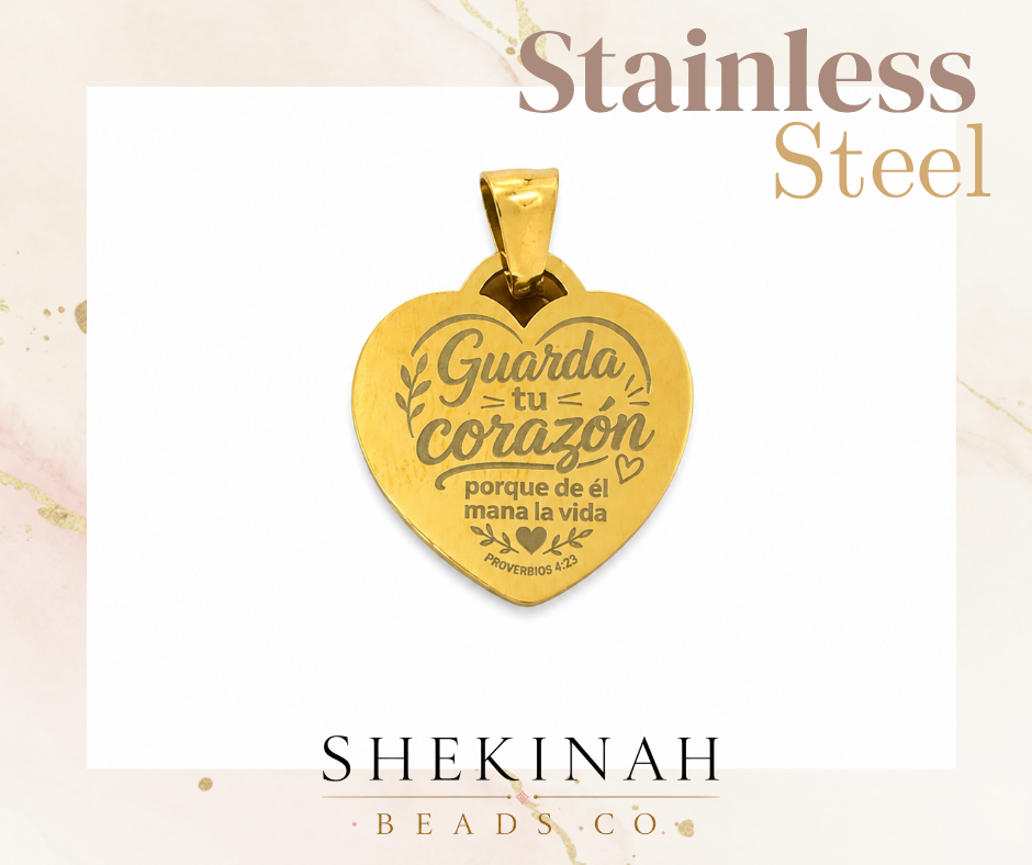Dije dorado en forma de corazón en stainless steel con grabado Guarda tu corazón Proverbios 4:23.