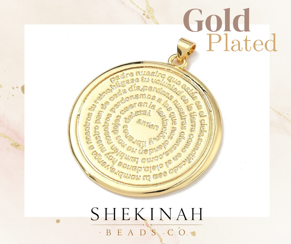 Dije dorado redondo con texto del Padre Nuestro para bisutería cristiana.
