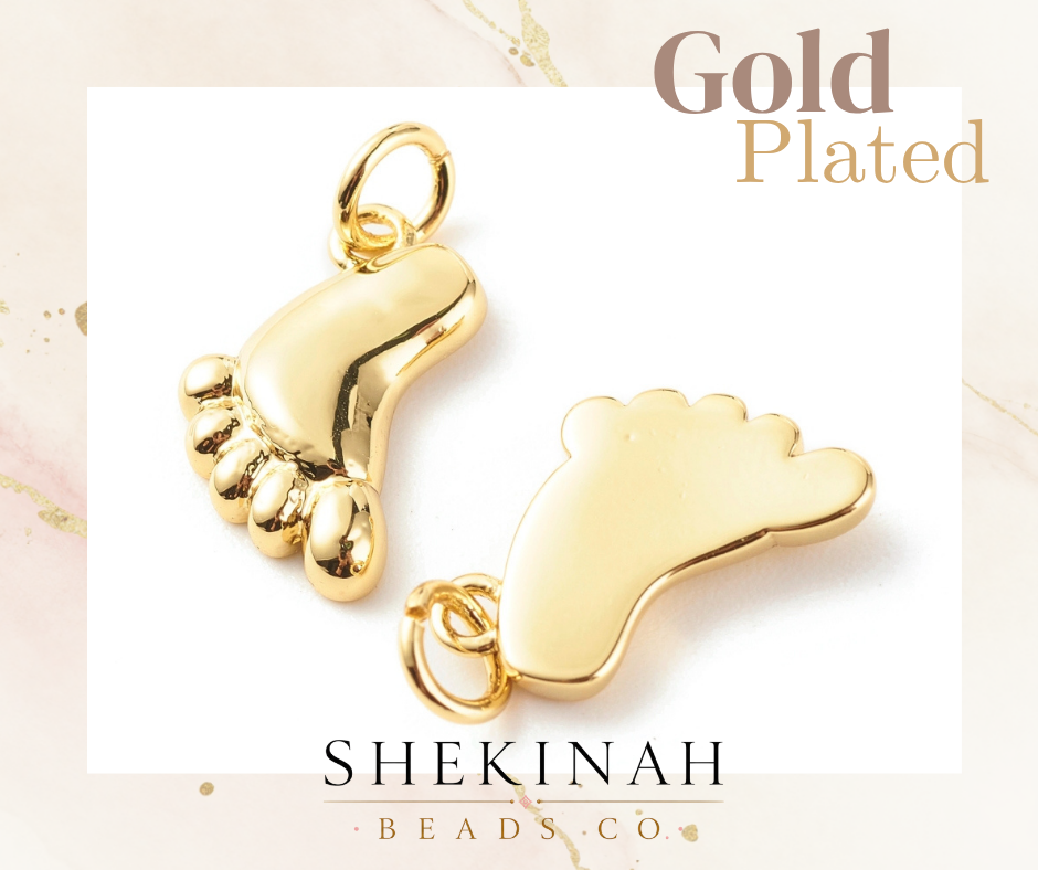 Dije dorado en forma de piecito para bisutería cristiana.