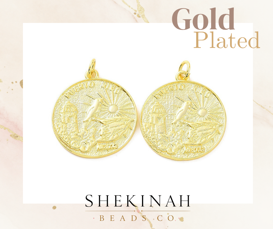 Dije redondo dorado estilo gold plated con diseño inspirado en Puerto Rico para bisutería.
