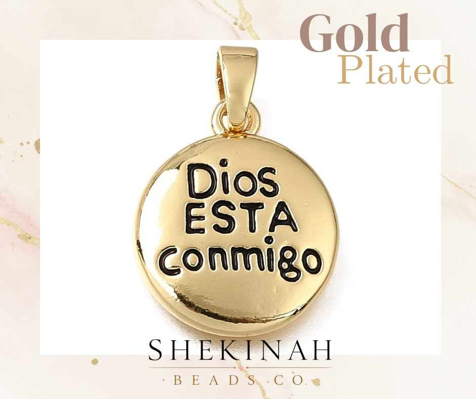 Dije redondo dorado gold plated con mensaje Dios está conmigo para bisutería cristiana.