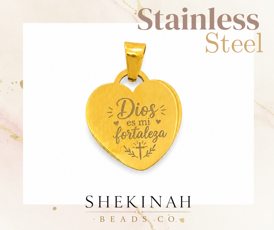 Dije corazón dorado en stainless steel con grabado Dios es mi fortaleza.