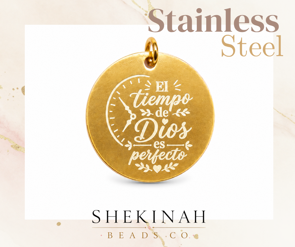 Dije redondo dorado en stainless steel de 25mm con grabado El tiempo de Dios es perfecto.