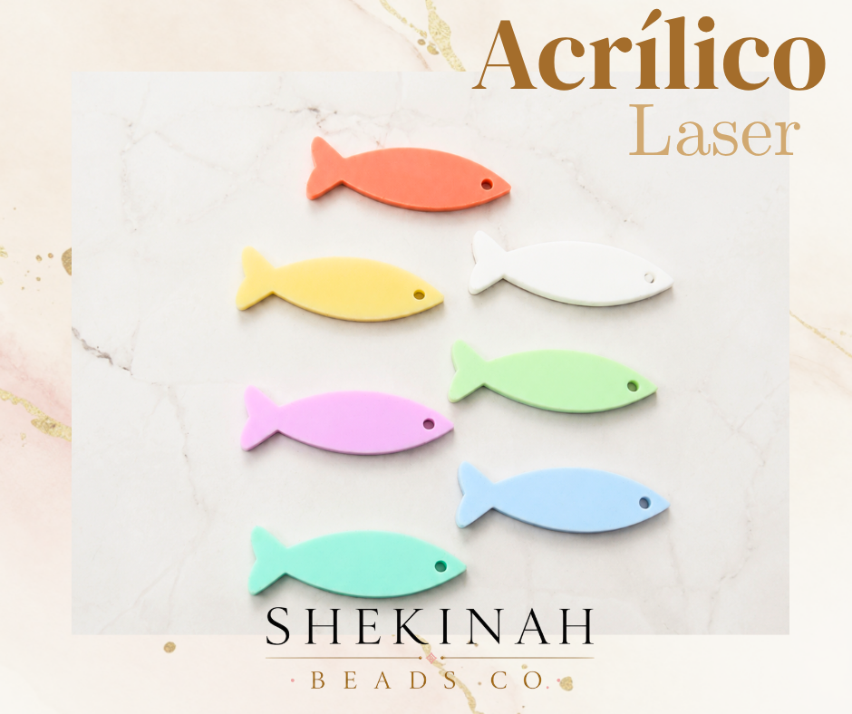 Dijes acrílicos en forma de pez en colores pastel para bisutería y accesorios de verano.