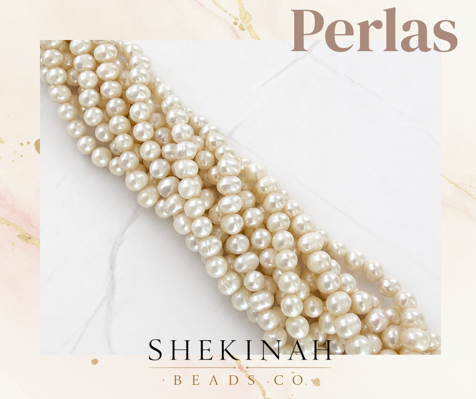 Tiras de perlas tono marfil estilo barroco para crear collares, pulseras y accesorios elegantes.
