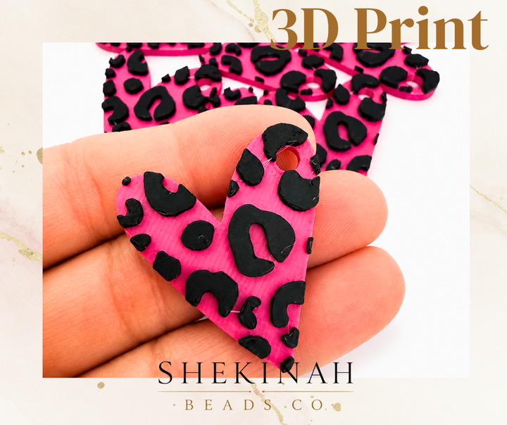 Dije corazón 3D Print rosa vibrante con patrón animal print negro en relieve para llaveros y accesorios.