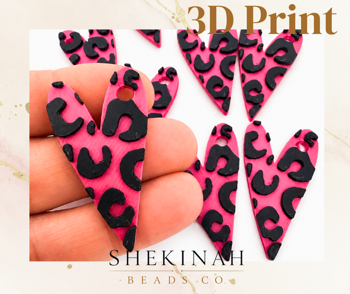 Dije corazón alargado 3D Print rosa con diseño animal print negro en relieve para accesorios y llaveros.