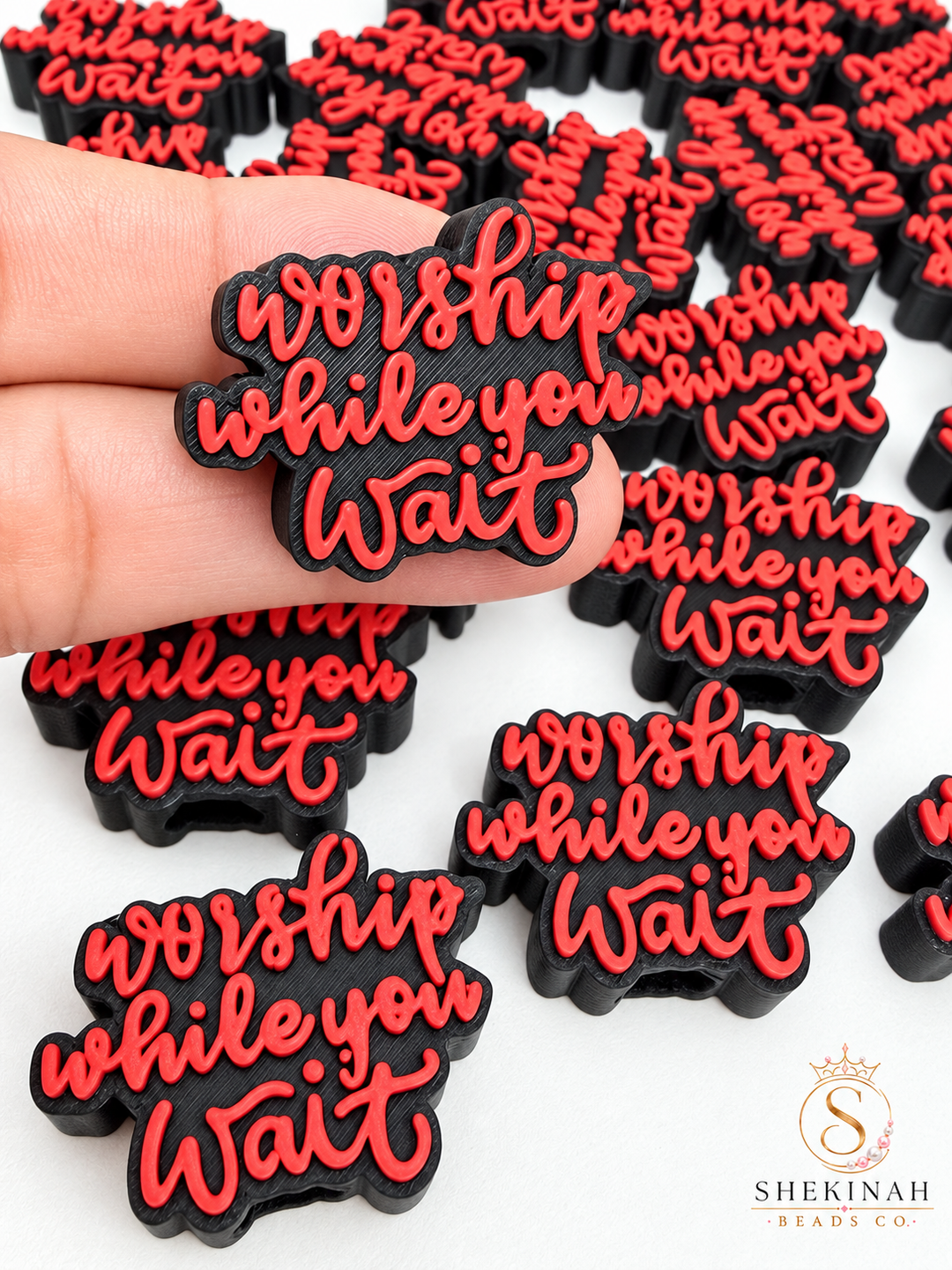 Charm 3D negro y rojo con frase Adorar mientras esperas de Shekinah Beads Co.