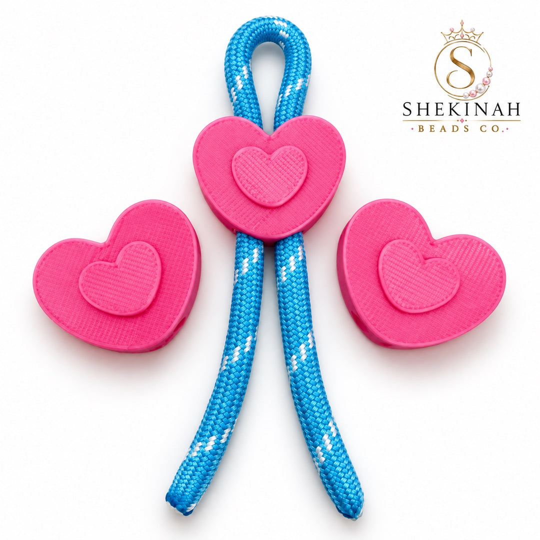 Beads 3D doble orificio diseño corazón rosa para paracord, ejemplo de uso con cordón azul