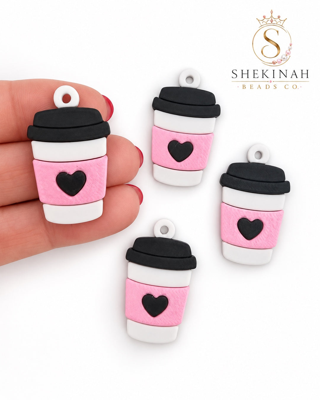 Charm 3D de vaso de café rosa, blanco y negro con corazón de Shekinah Beads Co.