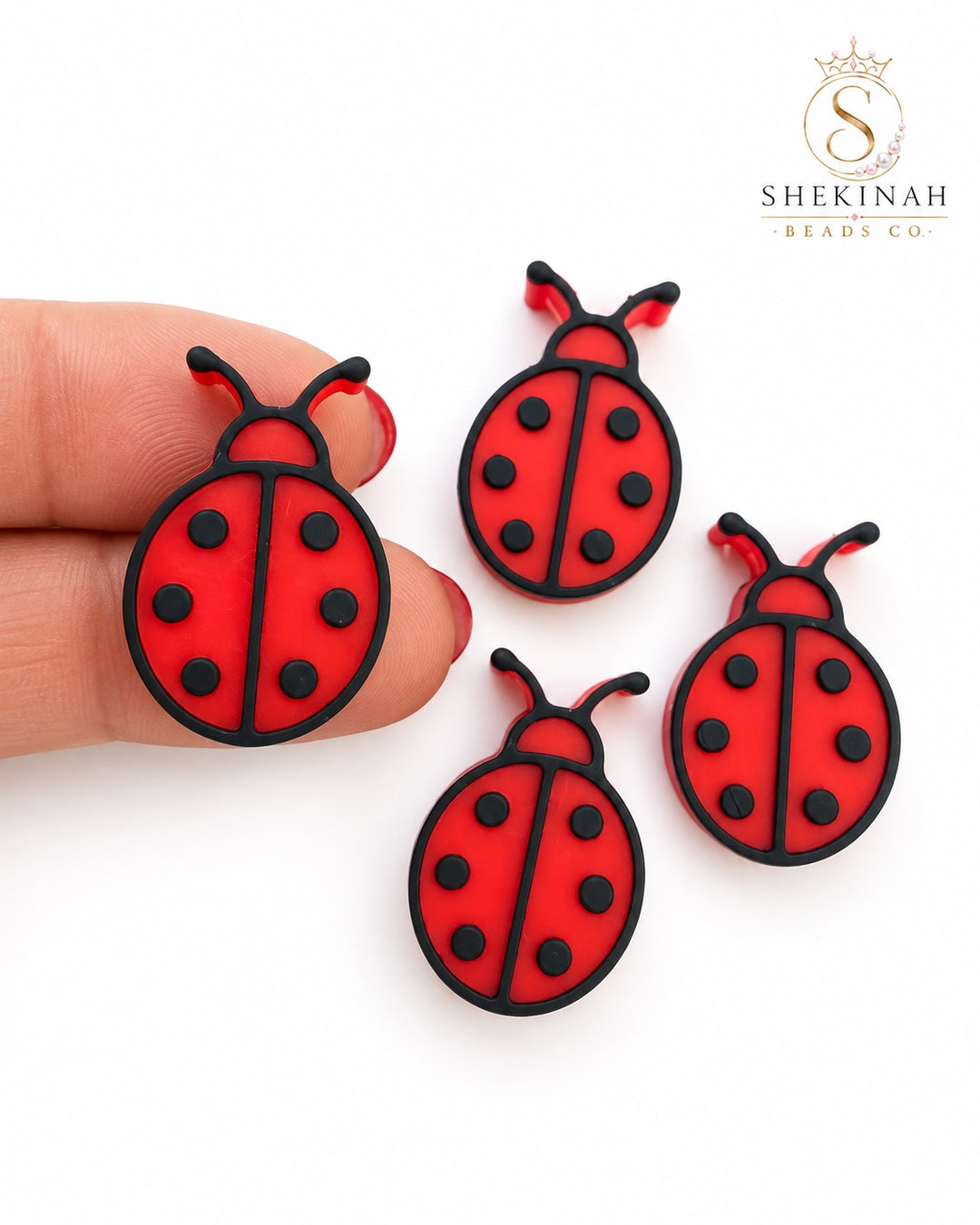 Charm 3D de mariquita roja y negra de Shekinah Beads Co.