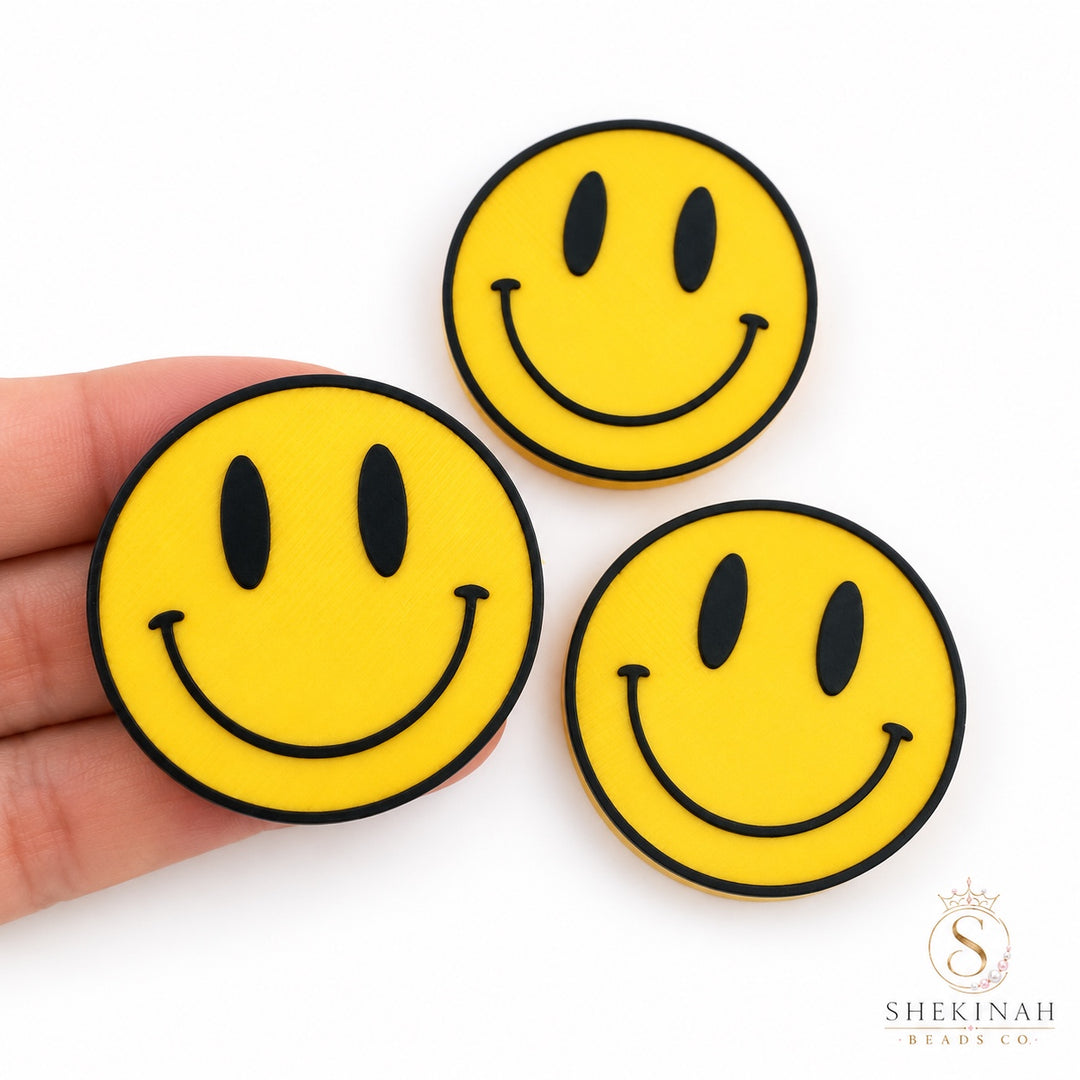 Charm 3D smiley clásico amarillo y negro de Shekinah Beads Co.