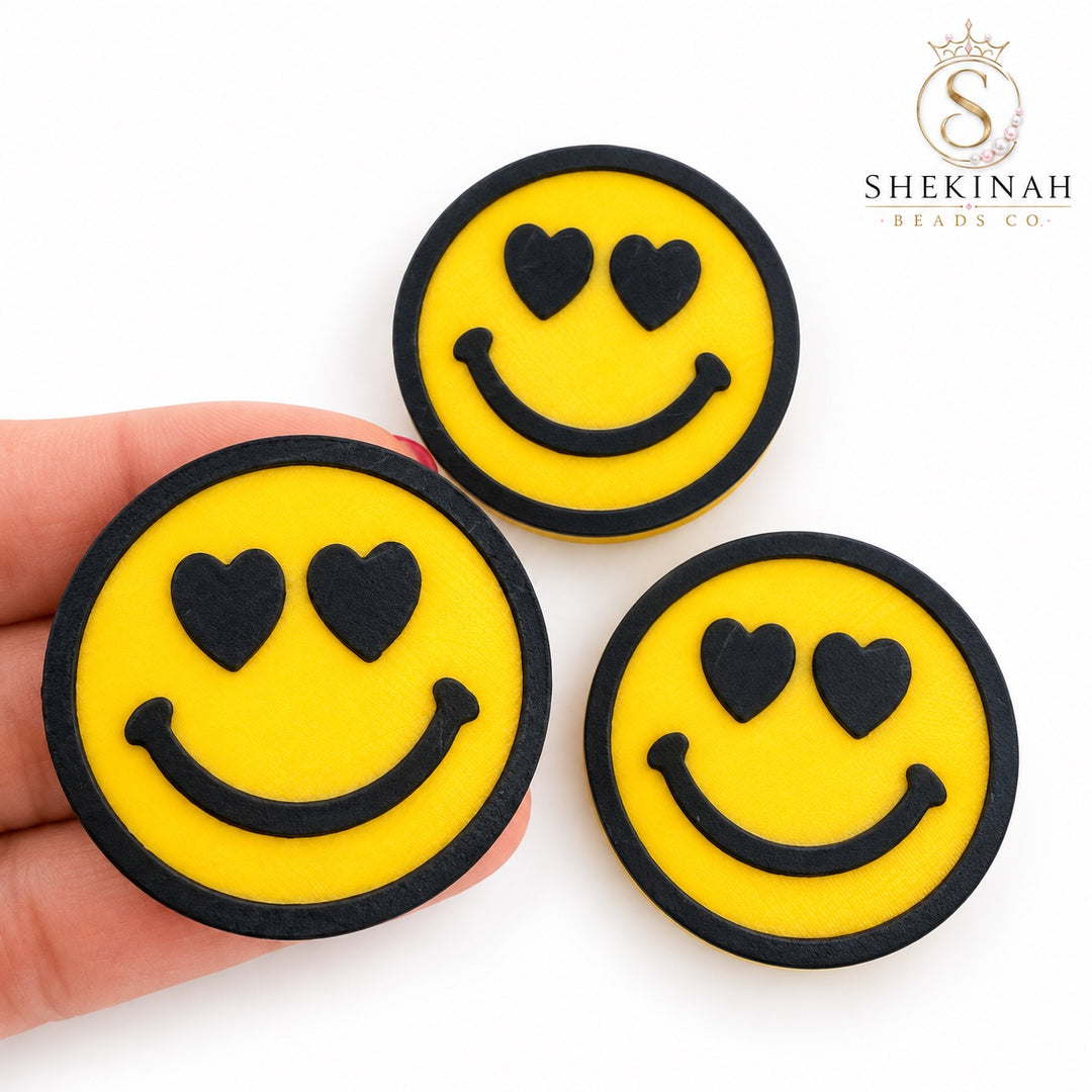 Charm 3D smiley amarillo con ojos de corazón negros de Shekinah Beads Co.