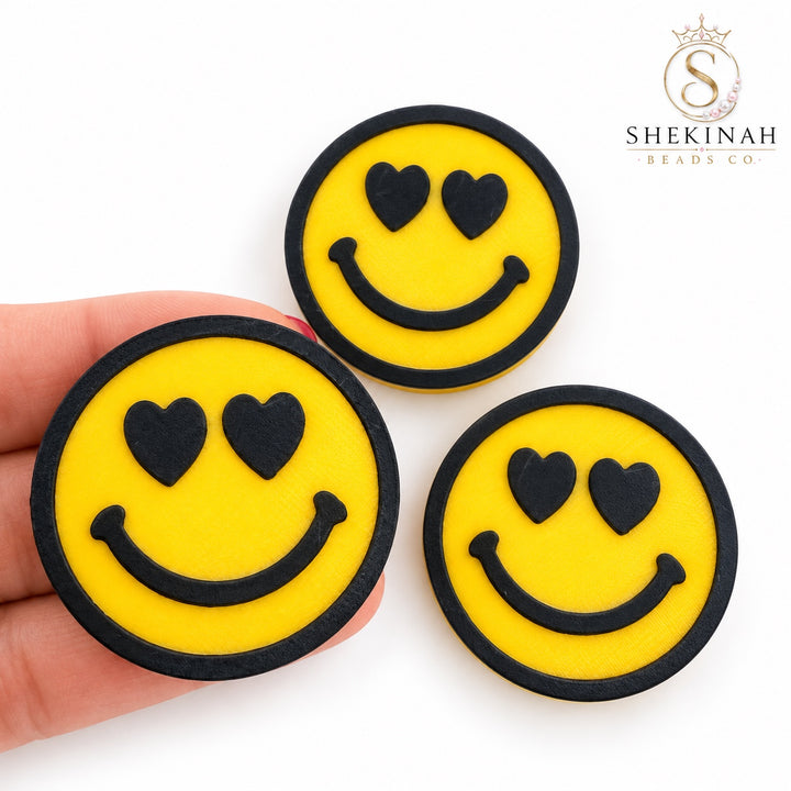 Charm 3D smiley amarillo con ojos de corazón negros de Shekinah Beads Co.