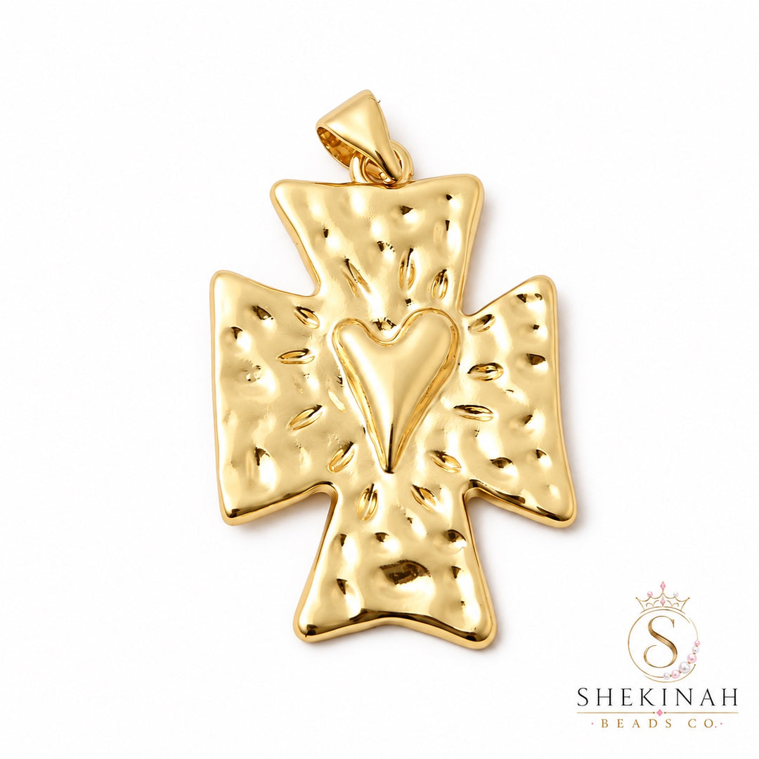 Charm de cruz martillado con corazón Gold Plated 18K