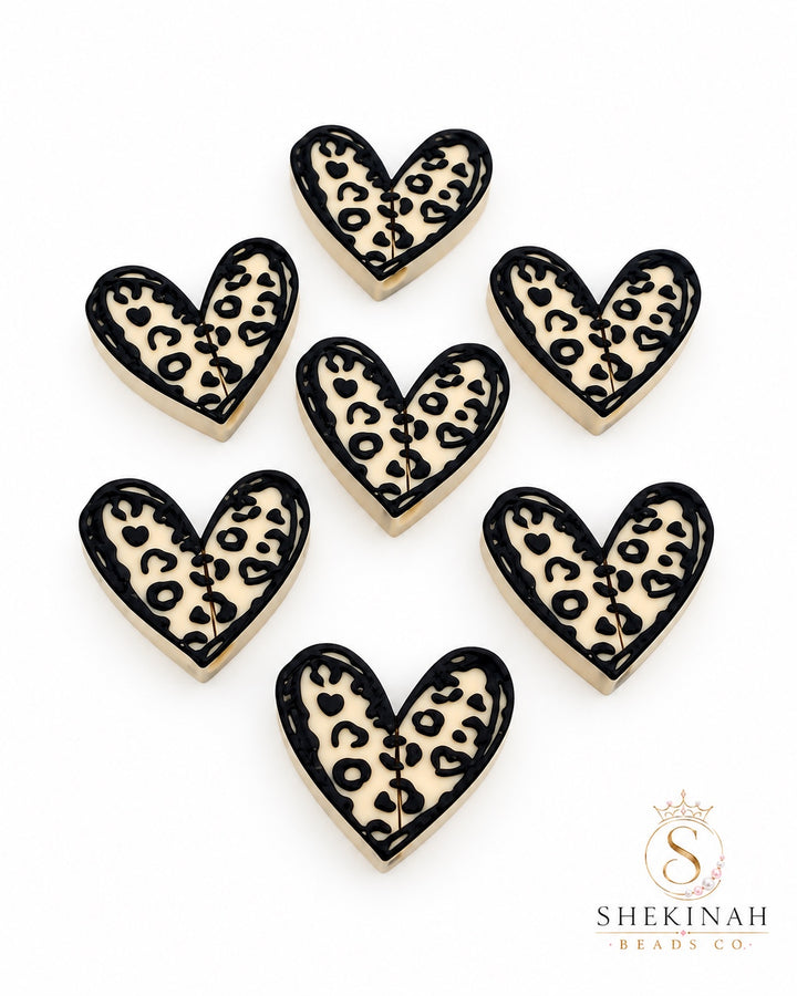 Charm 3D corazón animal print crema