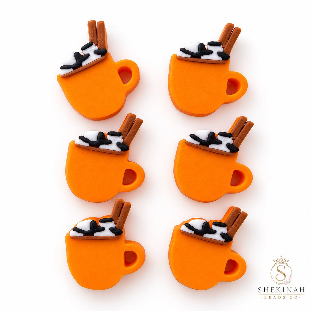 Dije 3D en forma de taza naranja con crema y palitos de canela